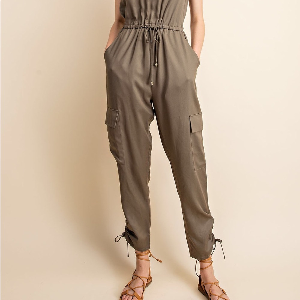 1 Small left! NWT 💕 Fabulous Olive Cargo Ruched Ankle Jumpsuit - Picture 4 of 8